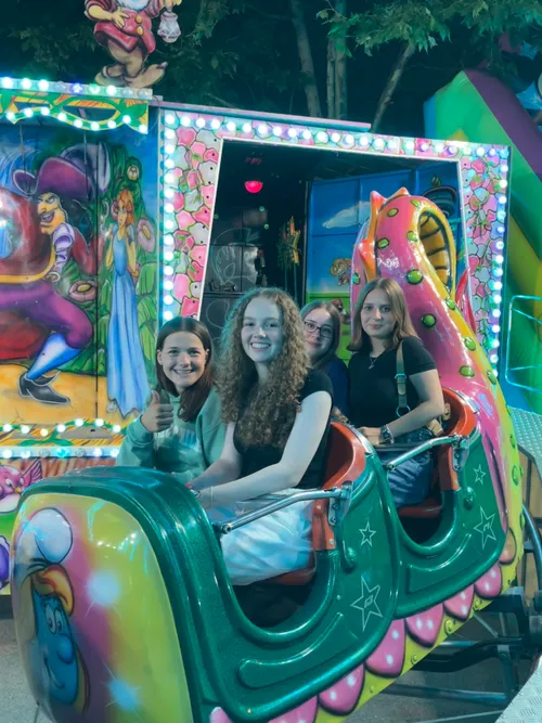 Gäste auf Kirmes